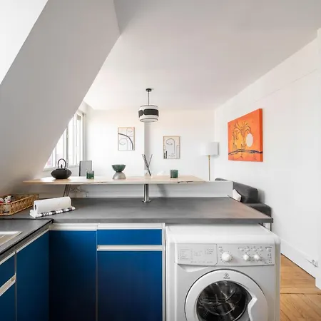Bright 1bdr Retreat In 15th Appartement Parijs